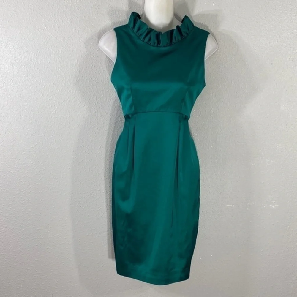Camilyn Beth The Go Go Green Satin Ruffle Collar Sleeveless Dress 2 GG5